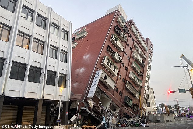 Dieses von Taiwans Central News Agency (CNA) am 3. April 2024 aufgenommene Foto zeigt ein beschädigtes Gebäude in Hualien, nachdem ein schweres Erdbeben Taiwans Osten erschüttert hatte