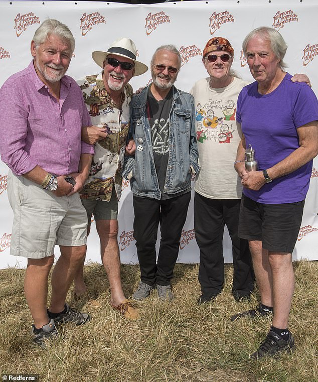 LR: Die Fairport Convention-Bandmitglieder Simon Nicol, Dave Pegg, Chris Leslie, Richard Sanders und Gerry Conway beim Oxfordshire Festival Croperdy im Jahr 2018