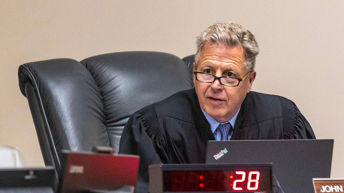 Richter John Judge spricht während einer Anhörung