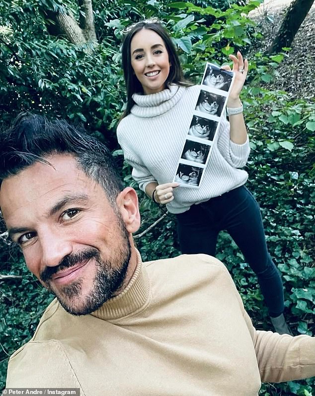 Sie gaben Emilys Schwangerschaft im Oktober über Instagram bekannt, nachdem sie ein paar Ultraschallfotos geteilt hatten