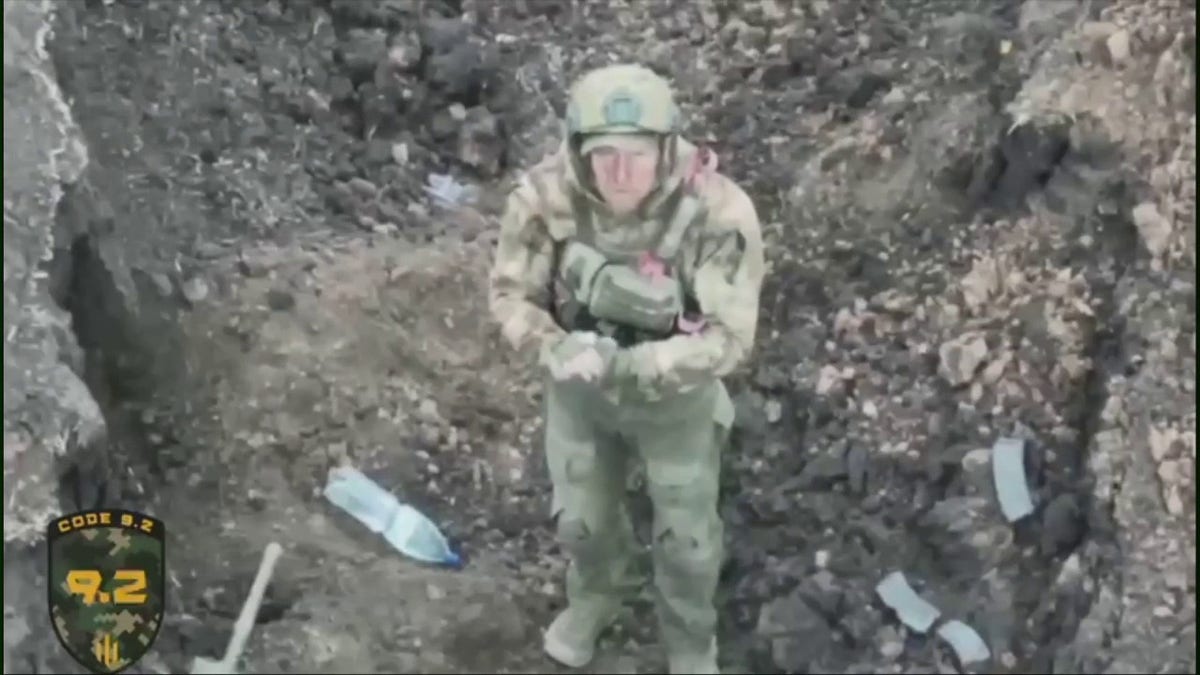 Russischer Soldat ergibt sich der Drohne