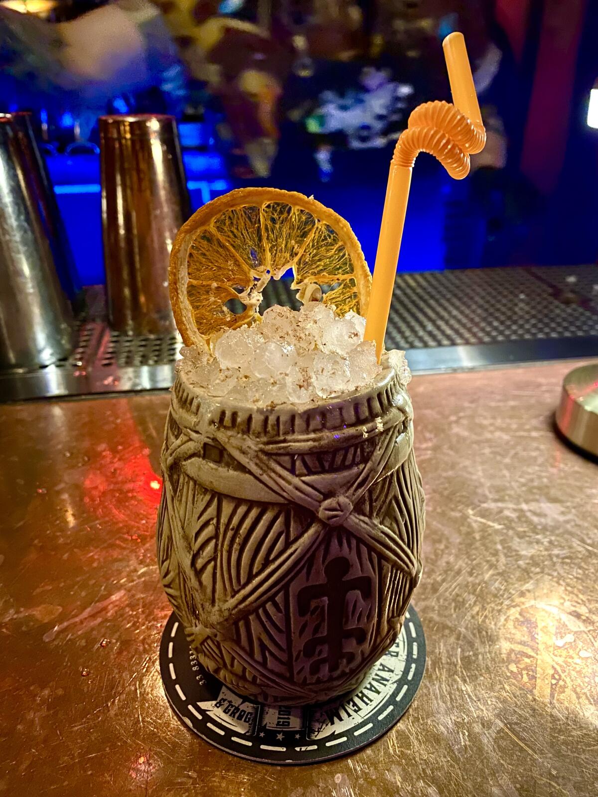 Ein Cocktail in einem Tiki-Becher.