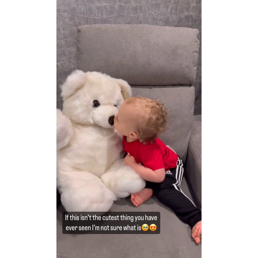 Brittany Mahomes zeigt den süßen Moment, in dem Sohn Bronze einen Teddybären küsst