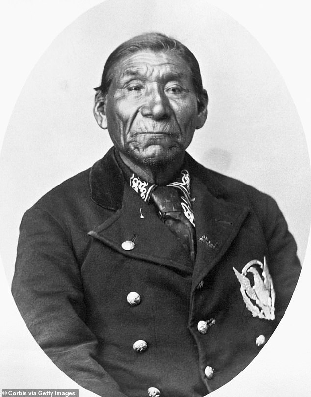Häuptling Poito Winnemucca vom Stamm der Paiute war der Vater von Sarah Winnemucca Hopkins.  Ihr Stamm stammte aus der Gegend, in der die Lovelock-Höhle entdeckt wurde.