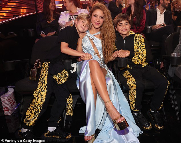 Shakiras Romanze entsteht, als sie eine Kontroverse schürte, indem sie enthüllte, dass ihre Söhne Sasha und Milan (im Bild) den „entmannenden“ Barbie-Film „hassten“.
