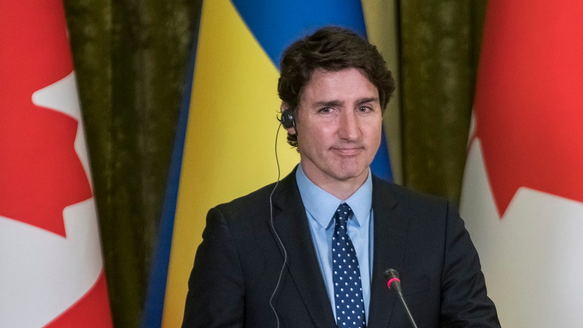 Justin Trudeau vor den Flaggen Kanadas und der Ukraine in Kiew