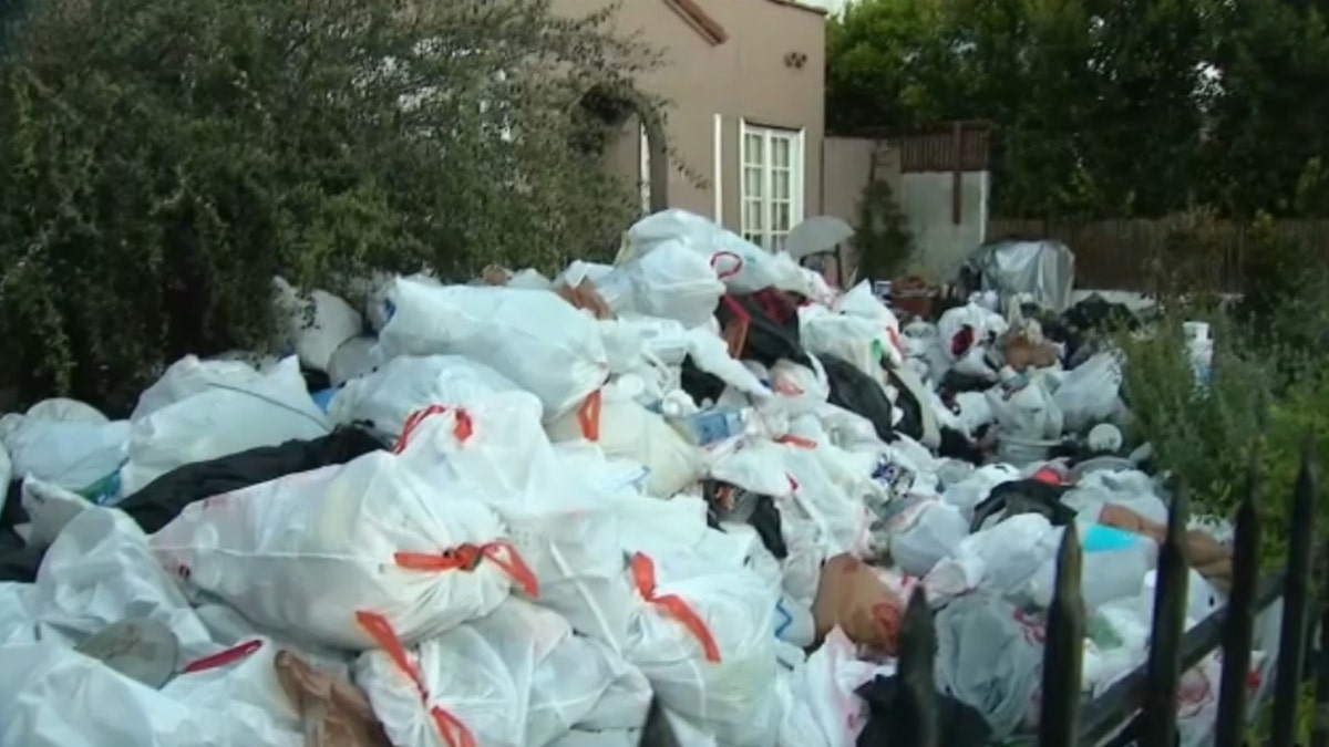 Stapel gefüllter Müllsäcke vor dem Haus