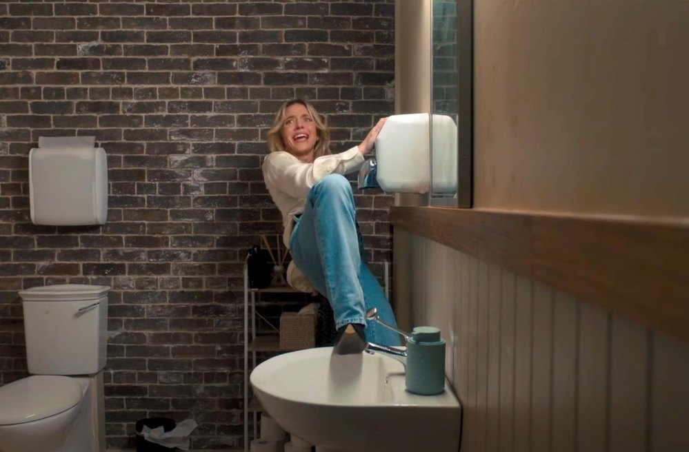Sydney Sweeney stellt die urkomische „Anyone But You“-Szene nach, indem sie Shorts im Badezimmer trocknet