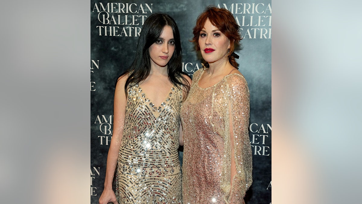 Mathilda Gianopoulos und ihre Mutter Molly Ringwald, beide in glitzernden Outfits auf dem Teppich in New York