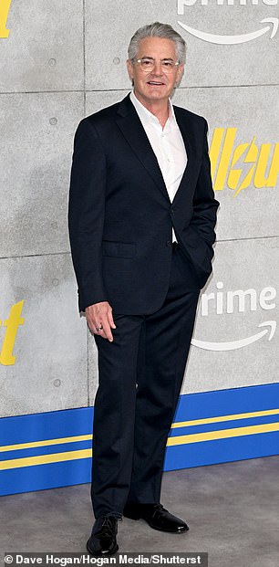 Kyle MacLachlan strahlte, als er für Fotos posierte.  Der Schauspieler spielt Lucys Vater Hank, den Aufseher von Vault 33, der „die Welt unbedingt zum Besseren verändern möchte.“