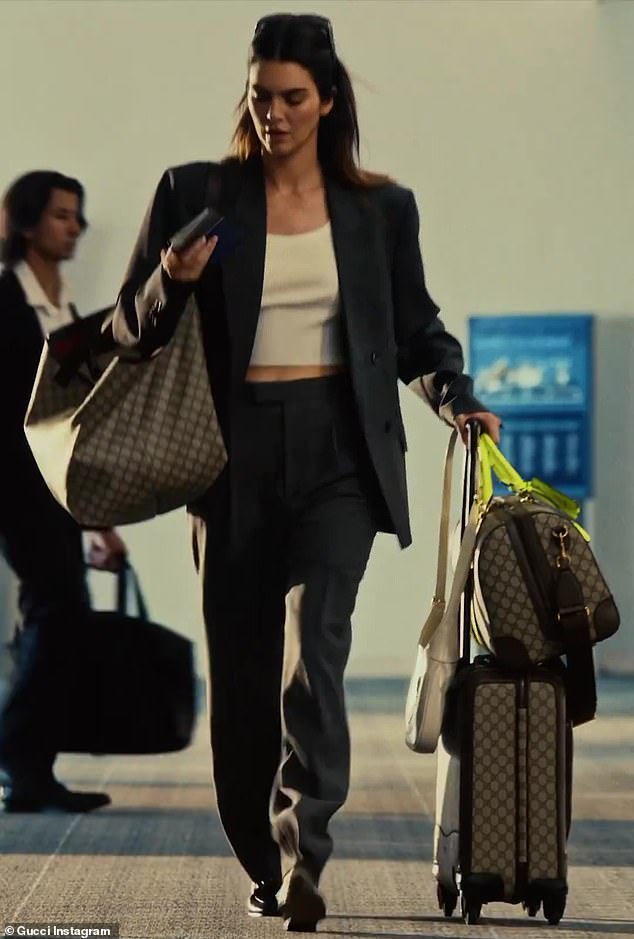 Das 28-jährige Supermodel wurde dabei gefilmt, wie es durch einen Verkehrsflughafen rannte, während es sein eigenes Gepäck trug, darunter einen Rollkoffer, eine Reisetasche, eine Umhängetasche und eine Handtasche