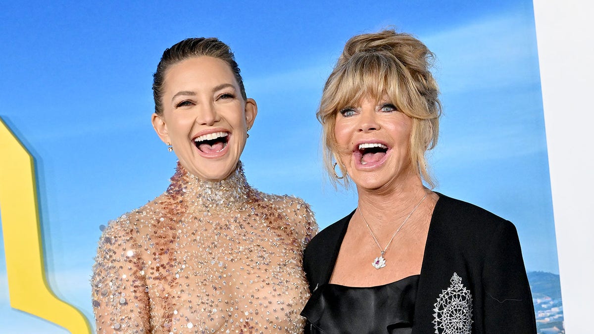 Goldie Hawn und Kate Hudson lachen auf dem roten Teppich bei der Filmpremiere