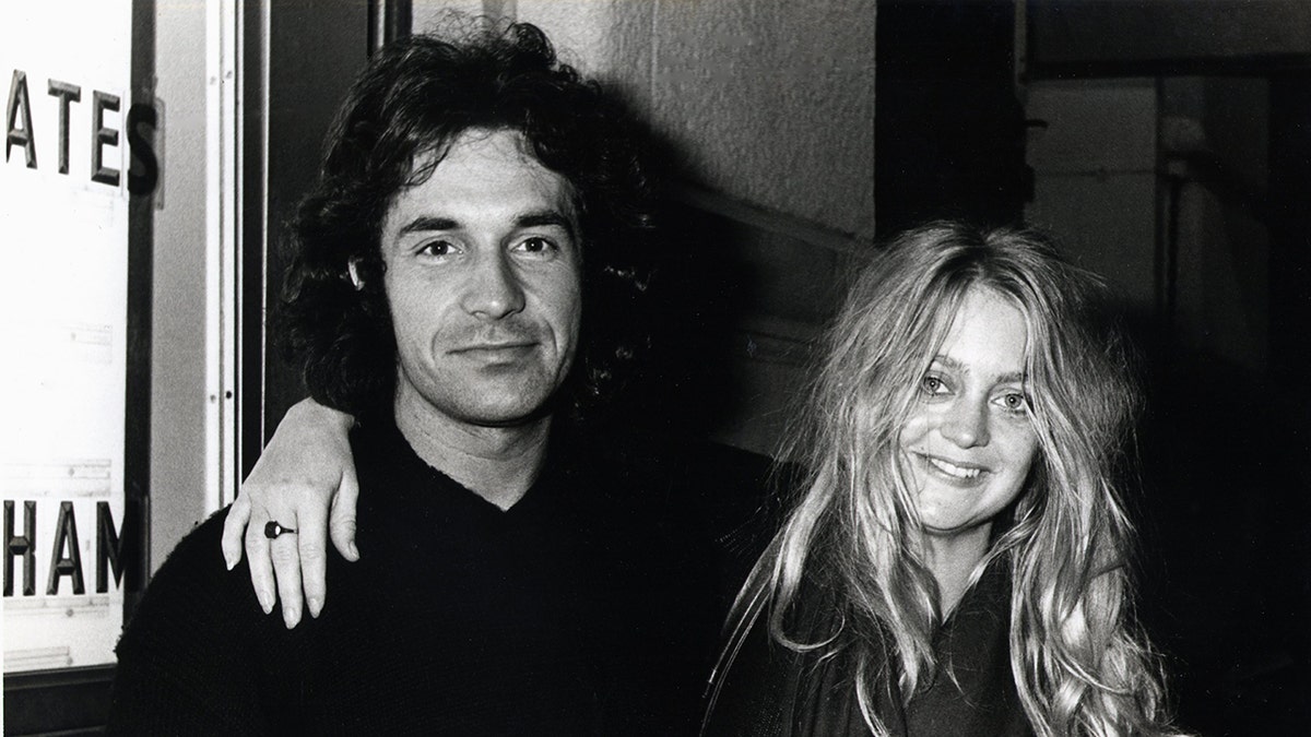 Bill Hudson und Goldie Hawn posieren für ein Foto