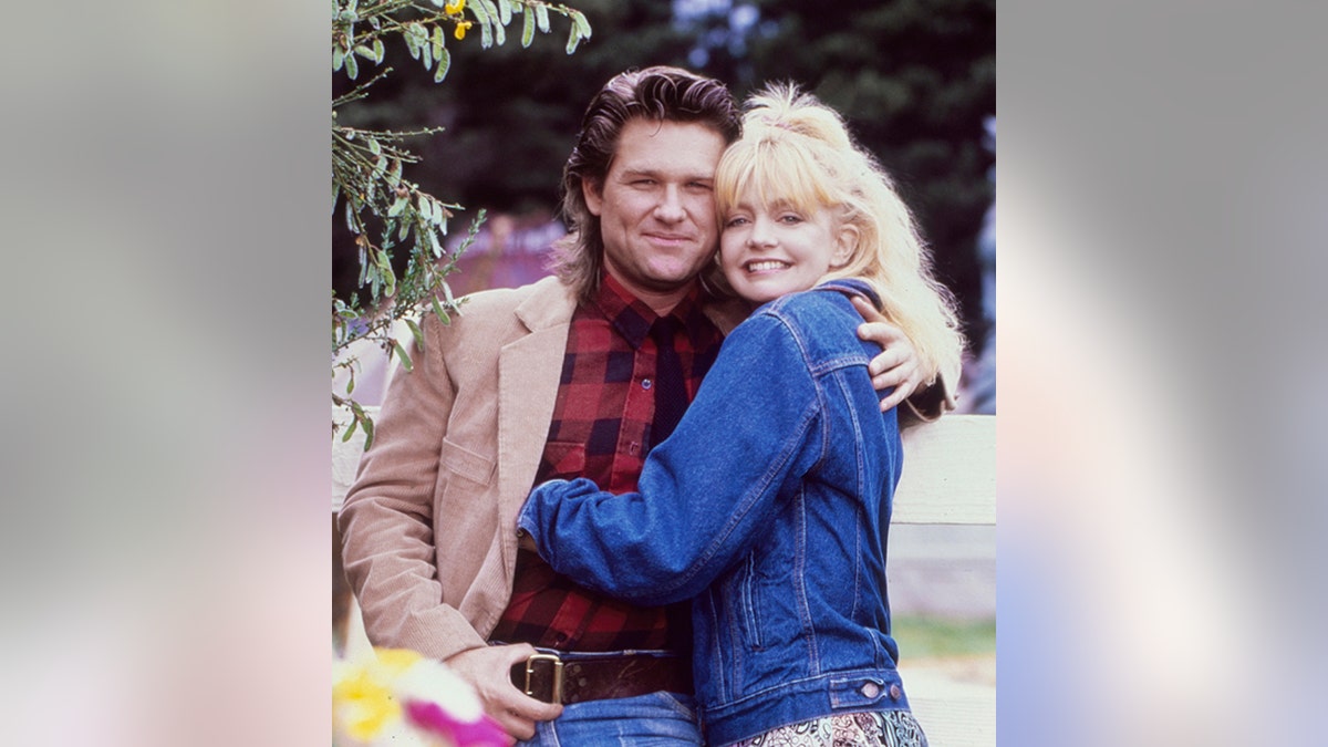 Kurt Russell und Goldie Hawn umarmen sich am Set von "Über Bord"