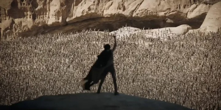 In Dune: Part Two steht ein Mann vor einer Menschenmenge.