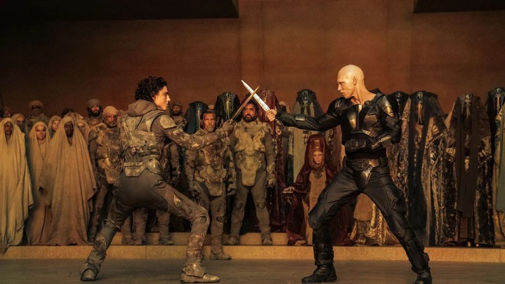 Timothée Chalament und Austin Butler als Paul und Feyd-Rautha liefern sich in Dune: Part Two ein Messerduell.