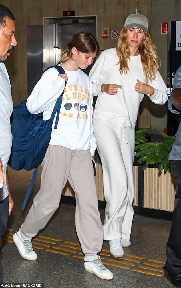 Das 43-jährige Supermodel wurde in einem cremefarbenen Loungewear-Set mit weißen Turnschuhen und hellgrünen Schuhen gesehen, als sie mit ihrer 11-jährigen Tochter reiste