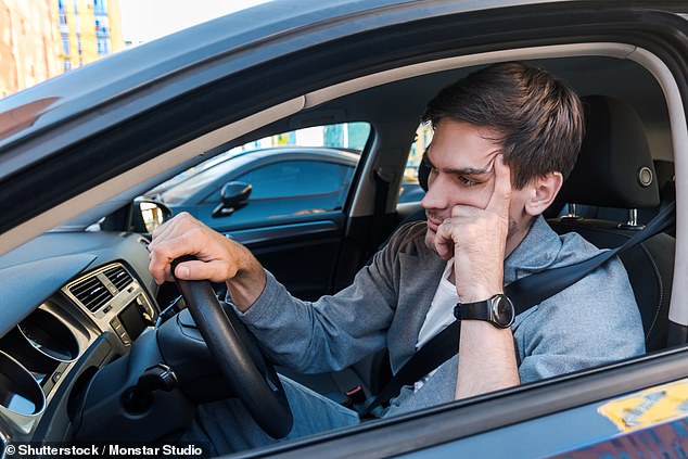 Eine Informationsfreiheitsanfrage der AA Driving School ergab, dass die meisten britischen Fahrprüfungszentren durchschnittliche Wartezeiten von sechs Wochen haben, einige Testzentren jedoch Rückstände von bis zu fünf Monaten haben