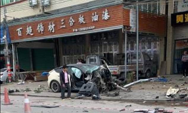 Das zerstörte Tesla Model Y, nachdem es am 5. November 2022 durch die Straßen der Stadt Chaozhou raste