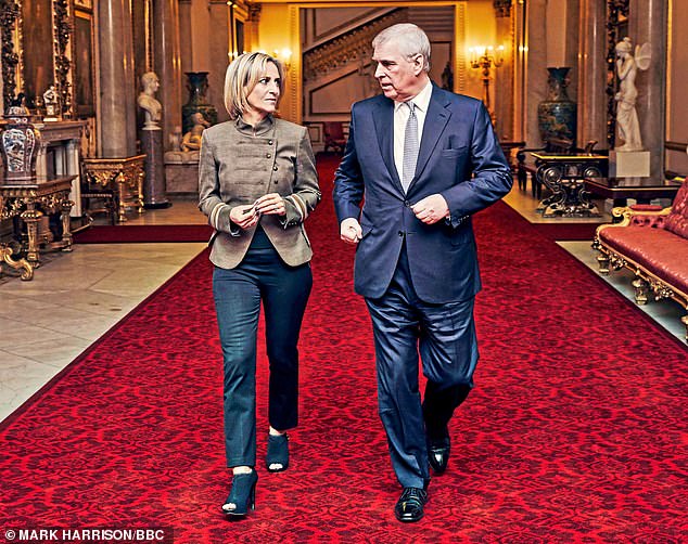 Im Bild: Prinz Andrew führt Emily Maitlis nach Abschluss der Dreharbeiten für sein Newsnight-Interview durch den Buckingham Palace