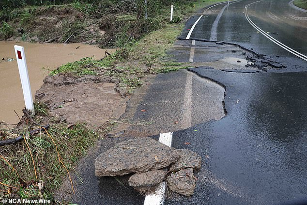 Die Backwater Road in Greenbank, Queensland, ist am 4. April 2024 durch Überschwemmungen beschädigt