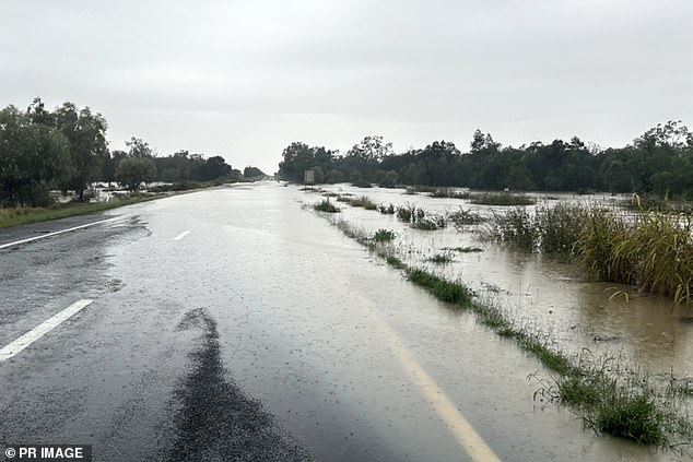 Nach heftigen Regenfällen am Freitag, dem 5. April 2024, ist über dem Newell Highway am Tackinbri Creek Wasser zu sehen