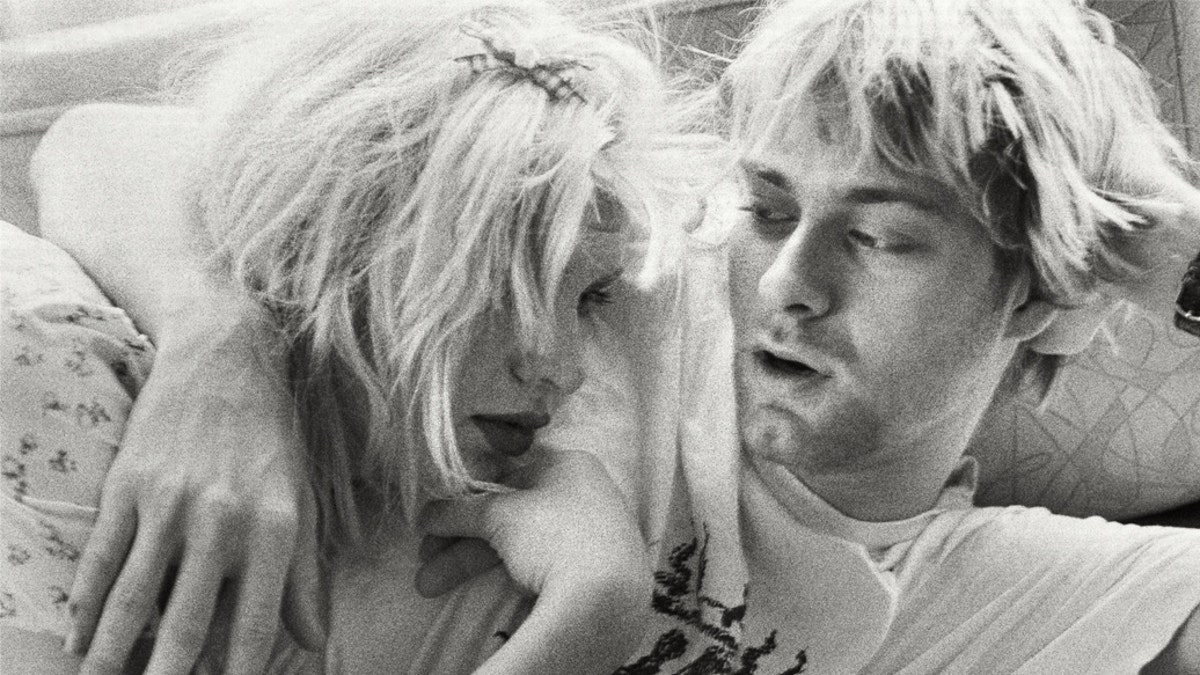 Ein Schwarz-Weiß-Foto von Kurt Cobain und Courtney Love, die sich umarmen