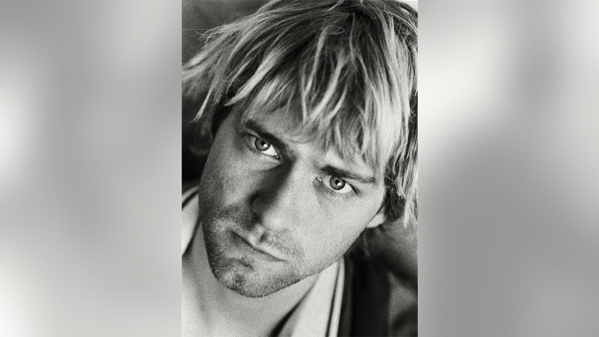 Ein Schwarz-Weiß-Nahaufnahmefoto von Kurt Cobain