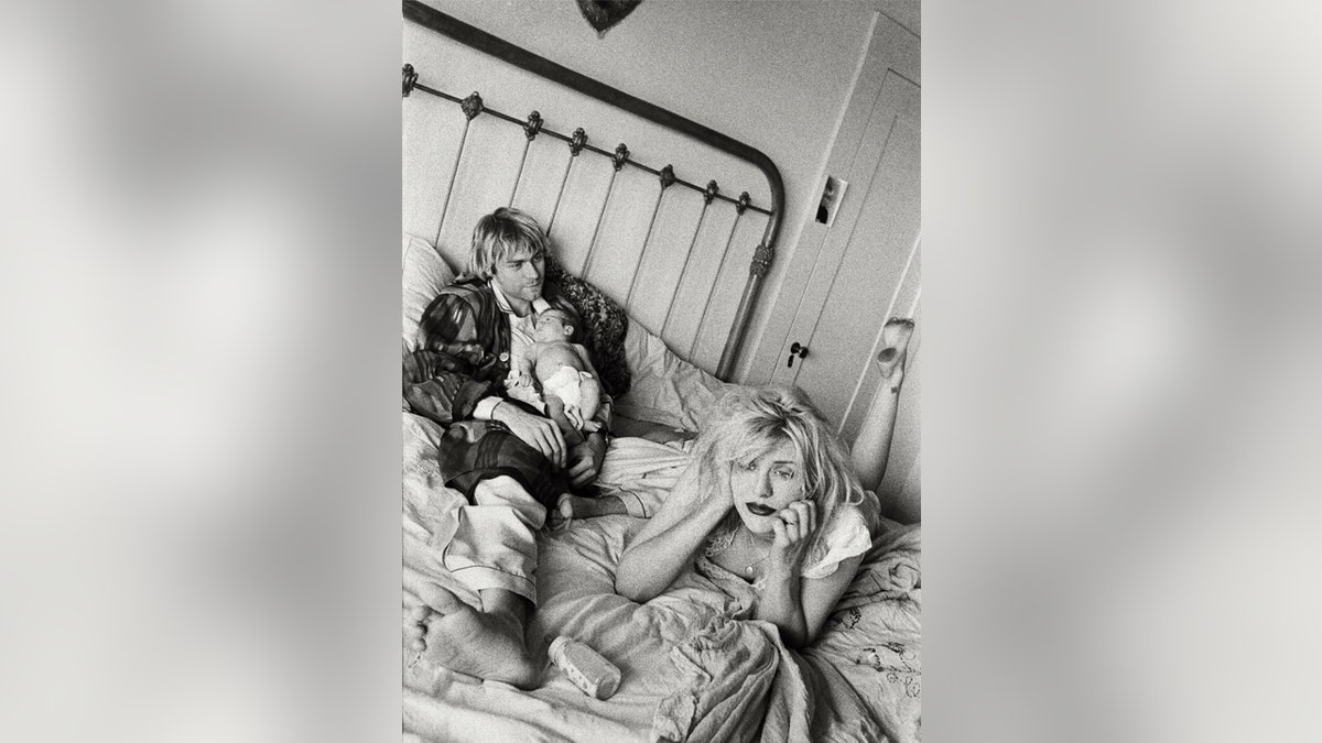 Schwarzweißfoto von Kurt Cobain und Courtney Love im Bett mit Francis