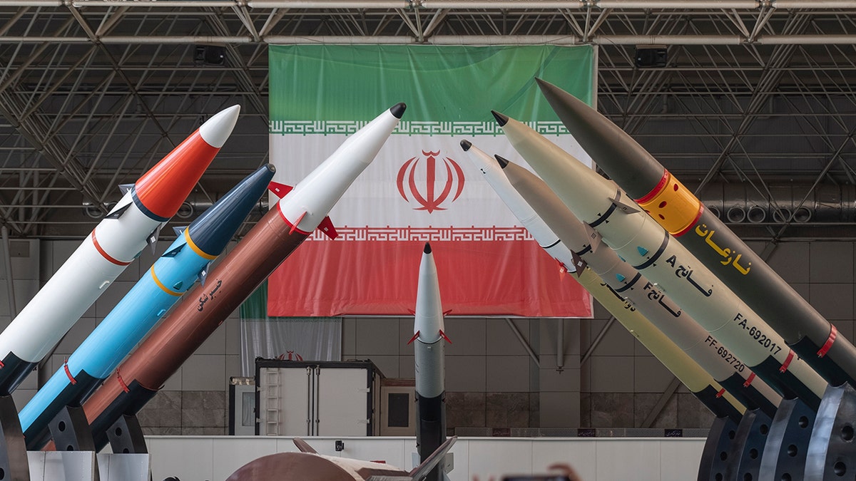 Iranische Flagge, Raketen