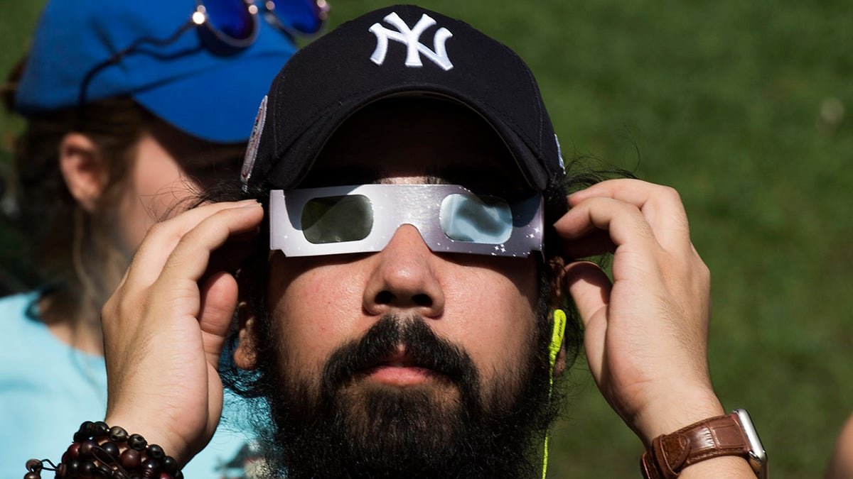 Yankees-Fan beobachtet eine Sonnenfinsternis