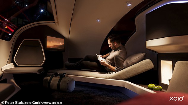 Zwei Einzelbetten bieten Schlafplatz für zwei Reisende.  Während der Fahrt können die Passagiere wählen, ob sie aufrecht sitzen oder im „bequemen“ Bett liegen möchten