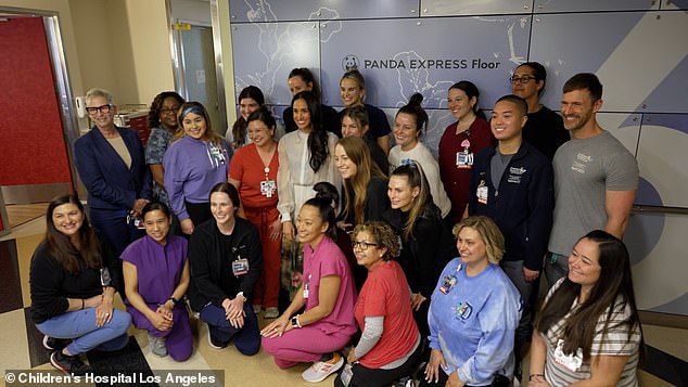 Meghan posiert für ein Gruppenfoto während ihres Besuchs im Kinderkrankenhaus Los Angeles letzten Monat