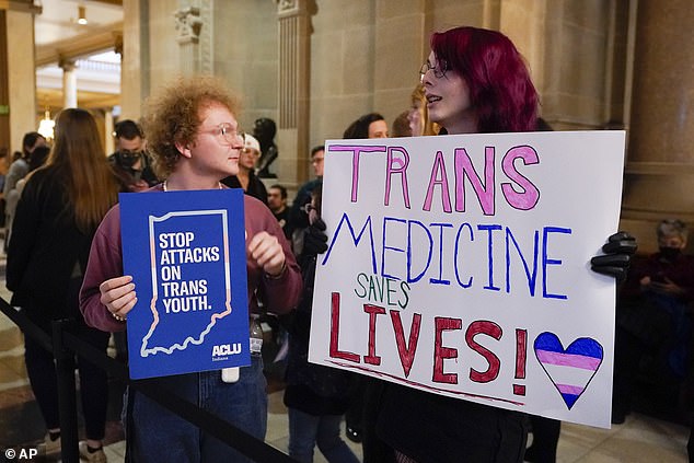Trans-Aktivisten sagen, Pubertätsblocker und andere geschlechtsbejahende Maßnahmen seien in einer suizidgefährdeten Gruppe lebensrettend