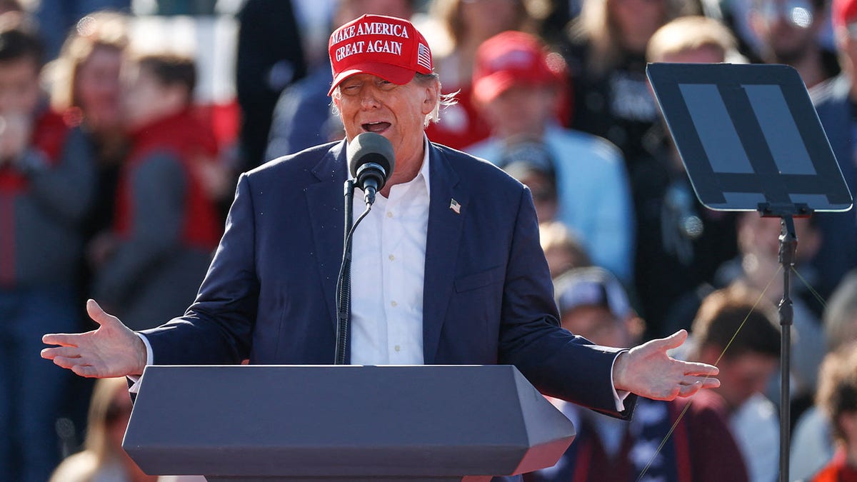 Donald Trump trägt bei der Kundgebung in Ohio eine rote MAGA-Mütze