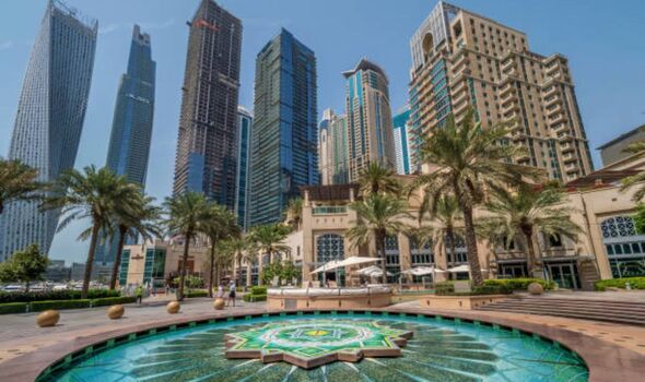 Ein Pool und Wohntürme der Dubai Marina