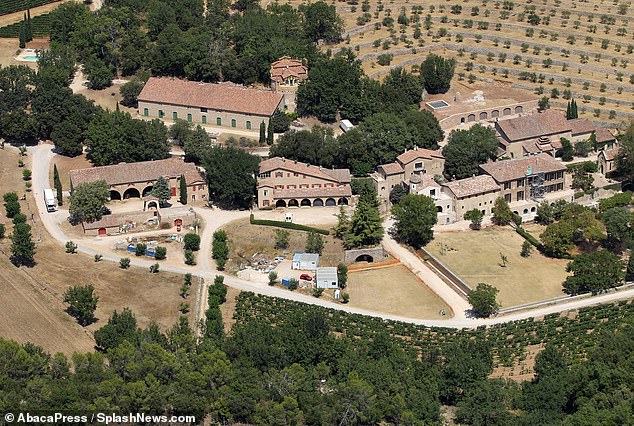 Pitt gibt an, dass er überrascht war, als Jolie ihren Anteil am Chateau Miraval verkaufte, einem 35-Zimmer-Anwesen und berühmten Weinberg in Südfrankreich, das Pitt und Jolie 2011 für 60 Millionen Dollar gekauft hatten. Das 1.000 Hektar große Anwesen hat jetzt einen Wert von 164 Millionen Dollar ¿ Hier hat das Paar 2014 den Bund fürs Leben geschlossen