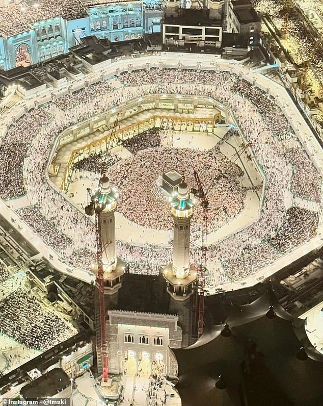 Diese Luftaufnahme der Masjid Al Haram, auch bekannt als die Große Moschee von Mekka, zeigt, wie geschäftig die heilige Stätte im Monat Ramadan ist