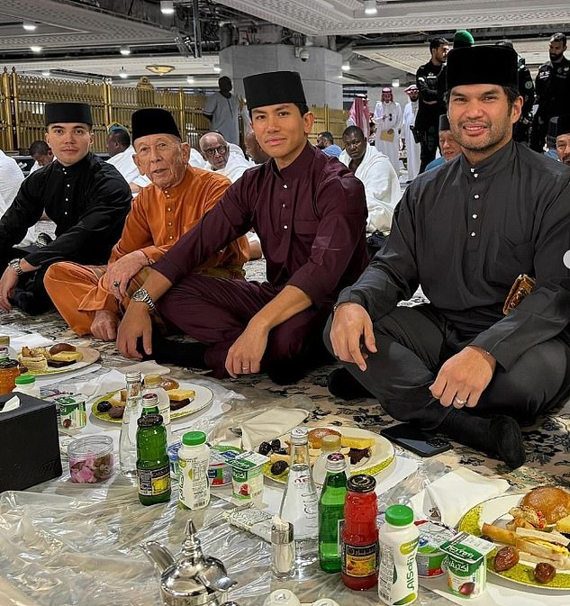 Man sieht Prinz Abdul (Mitte) beim Iftar (Frühstück) mit seinem Cousin, Prinz Bahar ibni Jefri Bolkiahwith (rechts).