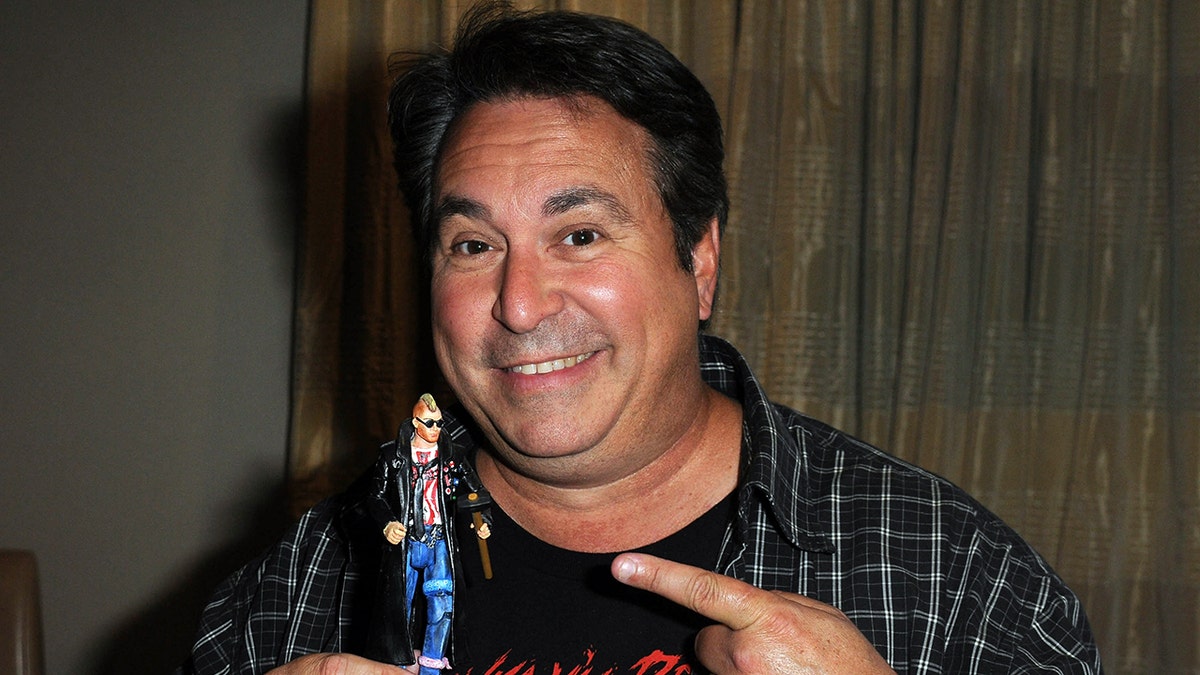 Brian Peck hält eine Puppe auf der Comic-Convention