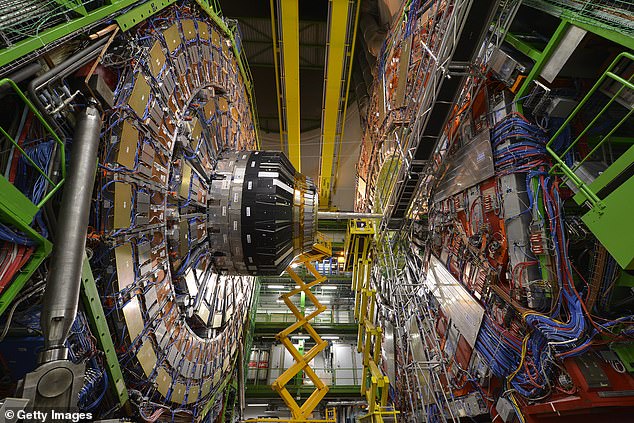 Der LHC funktioniert, indem er Protonen zusammenschlägt, um sie auseinanderzubrechen und die subatomaren Teilchen zu entdecken, die in ihnen existieren, und wie sie interagieren – Wissenschaftler verwenden Protonen, weil es sich um schwerere Teilchen handelt.