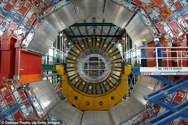 Ungefähr drei Strahlenpakete wurden heute in den LHC injiziert und die Energie der Protonen wurde innerhalb weniger Minuten auf unterschiedliche Niveaus erhöht