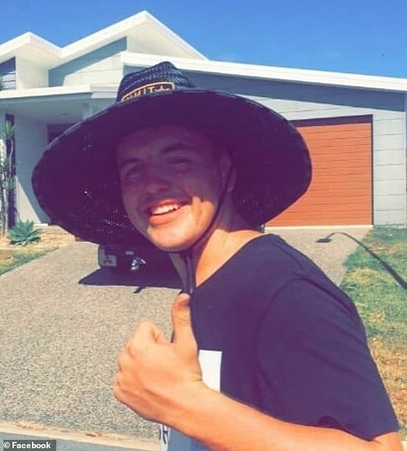 Blayde Barber, 21, (im Bild) wurde in seinem Auto eingeklemmt aufgefunden, das mit einem Zaunpfosten kollidierte, als er ein Grundstück in Booie im ländlichen Queensland verließ.  Es wurde zunächst angenommen, dass er an den Verletzungen starb, die der Autounfall am 21. März verursacht hatte