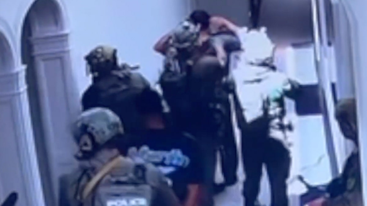 Einsatzkräfte halten Männer in Diddys Villa fest
