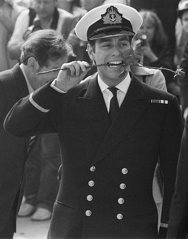 Prinz Andrew, der 1982 bei seiner Rückkehr aus dem Falklandkrieg abgebildet war, hat alle gegen ihn erhobenen Vorwürfe zurückgewiesen