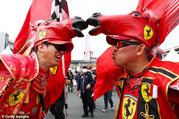 SUZUKA, JAPAN – 06. APRIL: Ein Paar Ferrari-Fans zeigen ihre Unterstützung mit Pferdehüten vor dem Qualifying für den F1 Grand Prix von Japan auf dem Suzuka International Racing Course am 06. April 2024 in Suzuka, Japan.  (Foto von Peter Fox/Getty Images)