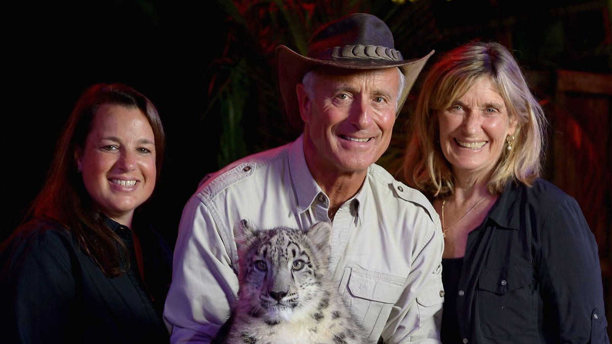 Jack Hanna posiert mit seiner Frau, seiner Tochter und einem Schneeleoparden
