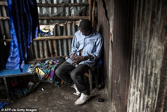 Im Bild: Ein Mann schläft im Juli 2023 in einer Drogenhöhle auf der Mülldeponie Kington in Freetown