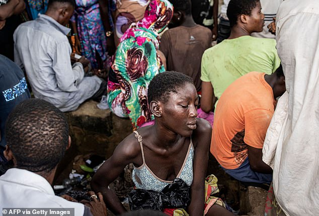 Im Bild: Eine schlafende Frau, während sie sich im Juli 2023 in eine Kush-Drogenhöhle in Freetown setzte