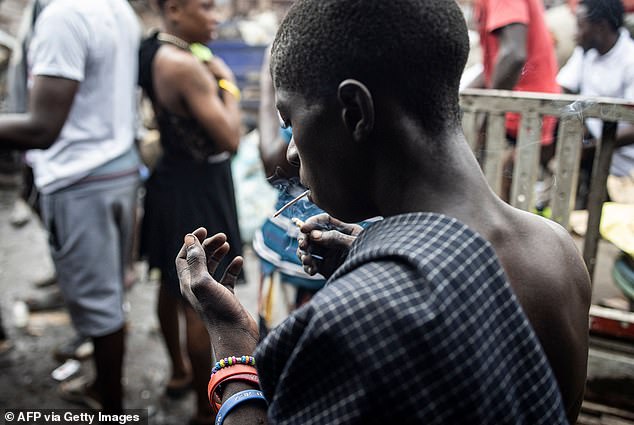 Eine neue „Zombie“-Droge, die menschliche Knochen enthält, breitet sich in Sierra Leone aus, tötet jede Woche zwei Konsumenten – und veranlasst Händler, Gräber auszurauben, um mit der Nachfrage Schritt zu halten
